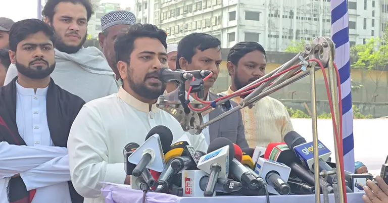 কথা বলছেন নাহিদ ইসলাম